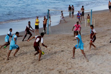 Salvador, Bahia / Brezilya - 14 Nisan 2013: Salvador şehrindeki Rio Vermelho plajında insanlar futbol oynarken görülüyor.