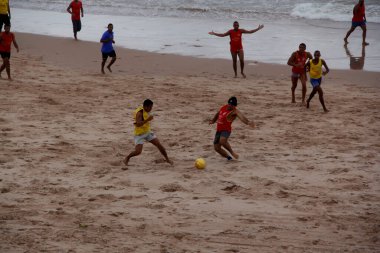 Salvador, Bahia / Brezilya - 21 Nisan 2013: Salvador 'un Piata plajında insanlar futbol oynarken görülüyor..