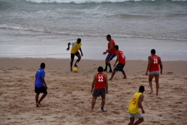 Salvador, Bahia / Brezilya - 21 Nisan 2013: Salvador 'un Piata plajında insanlar futbol oynarken görülüyor..