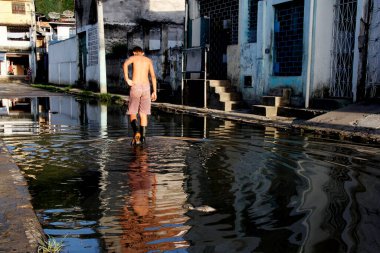 Salvador, Bahia / Brezilya - 2 Mayıs 2013: Salvador 'un Calcada mahallesinde kanalizasyon taşkını.