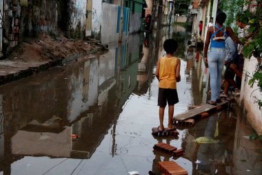 Salvador, Bahia / Brezilya - 2 Mayıs 2013: Salvador 'un Calcada mahallesinde kanalizasyon taşkını.