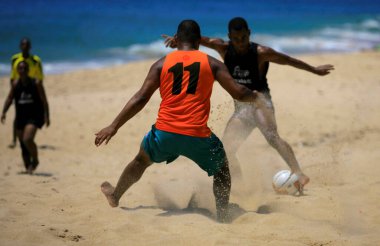 Salvador, Bahia / Brezilya - 29 Aralık 2013: Salvador şehrinin Amaralina plajında insanlar futbol oynarken görülüyor.