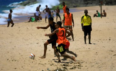 Salvador, Bahia / Brezilya - 29 Aralık 2013: Salvador şehrinin Amaralina plajında insanlar futbol oynarken görülüyor.