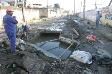 Salvador, Bahia / Brezilya - 2 Mayıs 2013: işçiler Salvador 'un Calcada semtindeki kanalizasyon galerilerinin kurtarılması üzerinde çalışıyorlar.