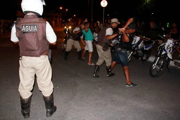 2012年11月12日 バヒアの軍事警察の運営がサルバドール市のリベイラ地区で見られる — ストック写真