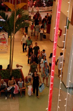 Salvador, Bahia / Brezilya - 16 Kasım 2012: İnsanlar Salvador 'daki Shpping Center' da noel alışverişi yaparken görülüyor..