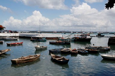 Salvador, Bahia / Brezilya - 21 Mart 2013: Salvador şehrindeki Porto iskelesinde balıkçı tekneleri görüldü..