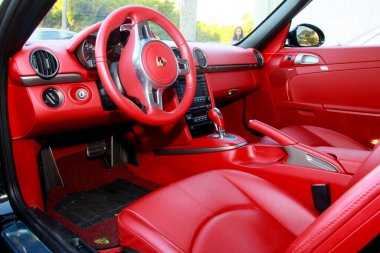 Salvador, Bahia / Brezilya - 8 Kasım 2013: Salvador şehrindeki Porsche Boxter üstü açılabilir aracının iç görünümü.