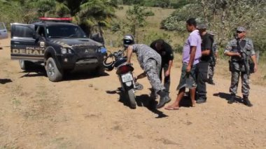 pau brasil, bahia / brrazil - 17 Nisan 2012: Federal Polis ve Ulusal Kuvvet ajanları Pau Brasil belediyesindeki bir çiftlikte tarımsal çatışma alanında bir operasyon gerçekleştirdiler..