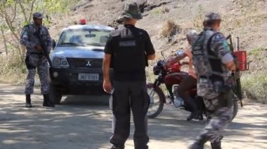 pau brasil, bahia / brrazil - 17 Nisan 2012: Federal Polis ve Ulusal Kuvvet ajanları Pau Brasil belediyesindeki bir çiftlikte tarımsal çatışma alanında bir operasyon gerçekleştirdiler..