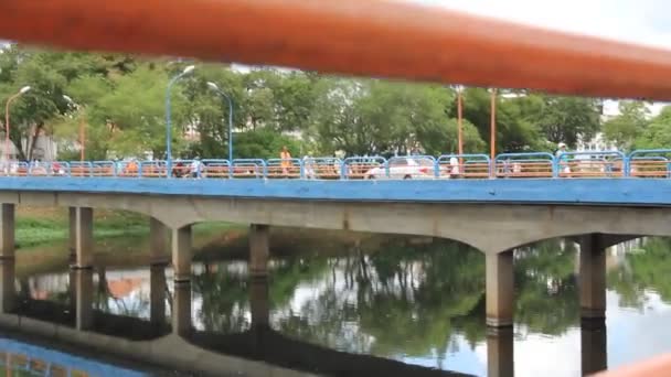 2012年4月29日ブラジル バヒア州イタブナ市のカチョエイラ川に橋を架ける — ストック動画