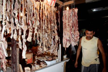 Salvador, Bahia / Brezilya - 11 Mayıs 2013: Salvador 'daki sao Joaquin panayırında tuzlu sığır eti sergileniyor.