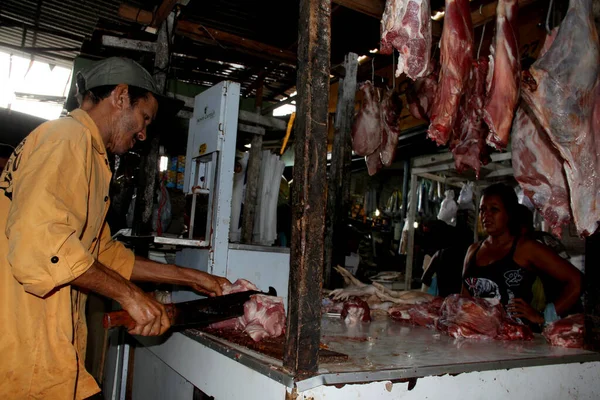 Salvador Bahia Brazil Μαΐου 2013 Χασάπης Φαίνεται Χειρίζεται Κρέας Bovina — Φωτογραφία Αρχείου