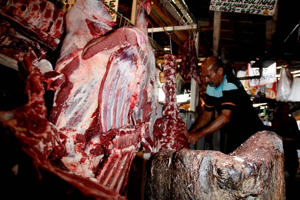 Salvador Bahia Brazil Maggio 2013 Macellaio Visto Maneggiare Carne Bovina — Foto Stock