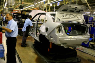 Camacari, Bahia / Brezilya - 12 Aralık 2013: Camacari kentinin endüstri kutbundaki Ford fabrikasının üretim hattında işçiler görülüyor.