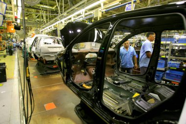 Camacari, Bahia / Brezilya - 12 Aralık 2013: Camacari kentinin endüstri kutbundaki Ford fabrikasının üretim hattında işçiler görülüyor.