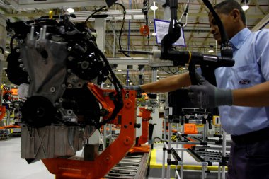 Camacari, Bahia / Brezilya - 9 Nisan 2014: Camacari şehrinin sanayi kutbunda Ford fabrikasının motor montaj hattı üzerinde çalışan işçi.