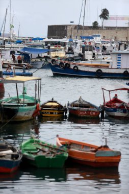 Salvador, Bahia / Brezilya - 23 Mayıs 2015: Salvador 'da Mampa do Mercado Modelo yakınlarındaki Todos dos dos Santos Körfezi sularında tekneler görüldü.