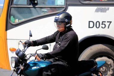Salvador, Bahia / Brezilya - 10 Ağustos 2016: motosikletçi Salvador 'da motosikletiyle seyahat ederken kask takarken görüldü.