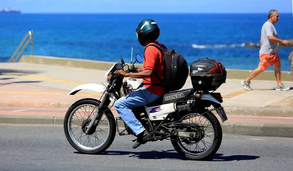 Salvador Bahia Brazil Αυγούστου 2016 Μοτοσικλετιστής Φαίνεται Φοράει Κράνος Ενώ — Φωτογραφία Αρχείου