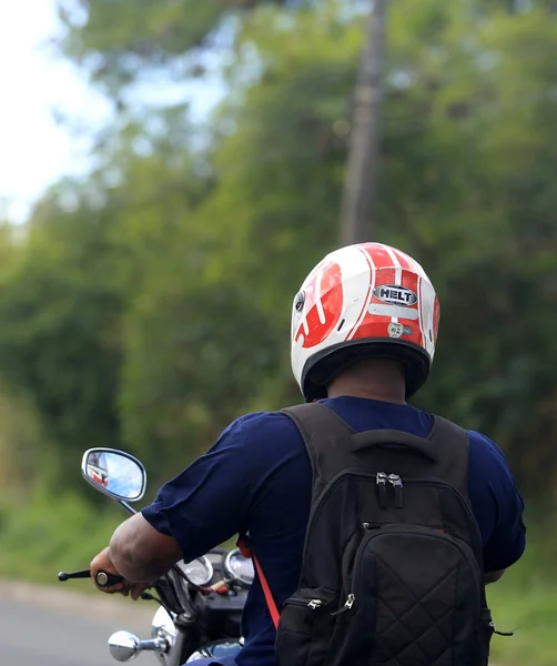 2016年8月10日 バヒア ブラジルのサルバドルでオートバイに乗っている間 オートバイの運転手がヘルメットをかぶっているのを見る — ストック写真