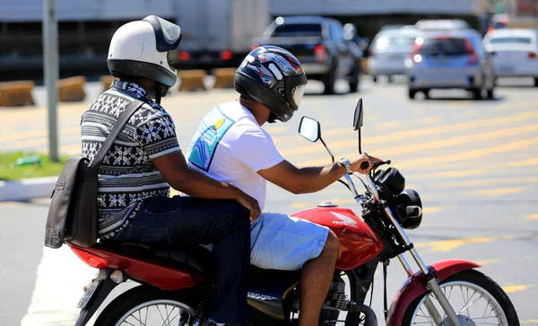 2016年8月10日 在萨尔瓦多市 人们看到摩托车手骑摩托车时戴着头盔 — 图库照片