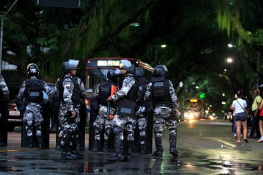 Salvador, Bahia / Brezilya - 13 Haziran 2014: Savador kentinde düzenlenen bir protesto operasyonu sırasında Bahia Askeri Polisi 'nin Şok Taburu' ndan polis memurları görüldü.