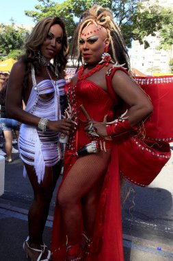 Salvador, Bahia / Brezilya - 8 Eylül 2013: Salvador şehrindeki eşcinsel onur yürüyüşü sırasında insanlar görüldü..