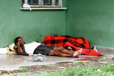 Salvador, Bahia / Brezilya - 28 Temmuz 2011: Güney Bahia 'daki Ilheus şehrindeki terk edilmiş bir mülkte dilenci yakalandı.