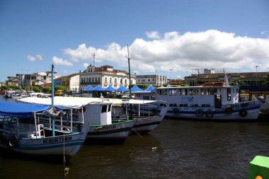 Salvador, Bahia / Brezilya - 20 Kasım 2007: Valenca kentindeki Rio Una limanında balıkçı tekneleri görüldü.