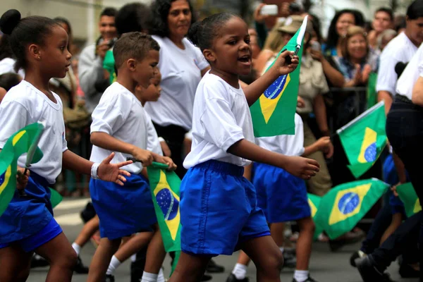 2014年9月7日ブラジル バヒア州サルバドル市で開催された独立系ブラジル人パレードでは ポリシア ミリタル バヒア保育所の生徒たちが見られます — ストック写真