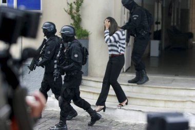 Salvador, Bahia / Brezilya - 2 Ağustos 2016: Özel Harekat Taburu (BOPE) askeri personeli, Salvador kentinde rehine yenileme operasyonlarının simülasyonunu gerçekleştirdi. 
