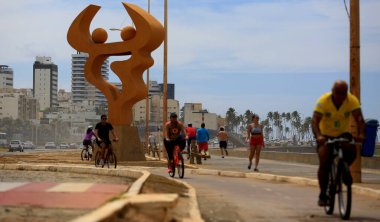 Salvador, Bahia / Brezilya - 28 Ağustos 2016: Salvador 'da Pituba Mahallesi' nde bisikletçiler görüldü.. 