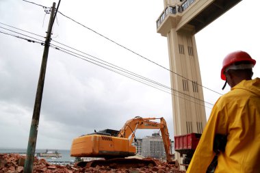 Salvador, Bahia / Brezilya - 22 Mayıs 2015: Salvador şehrindeki Ladeira da Montanha 'da yıkılan binaların yıkımında kepçe makinesi çalışıyor.
