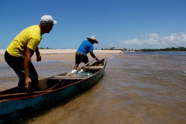 Conde, Bahia / Brezilya - 28 Mart 2013: balıkçılar Bahia 'nın kuzey kıyısındaki Conde şehrinde Siribinha ilçesinde Itapicuru nehrinin ağzında küçük bir teknede görüldüler..