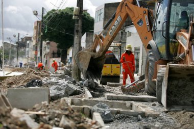 Salvador, Bahia / Brezilya - 23 Temmuz 2015: İşçiler, Salvador 'un Ribeira mahallesindeki Avenida Beira Mar' da iyileşme çalışmaları üzerinde çalışırken görülüyor