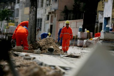 Salvador, Bahia / Brezilya - 23 Temmuz 2015: İşçiler, Salvador 'un Ribeira mahallesindeki Avenida Beira Mar' da iyileşme çalışmaları üzerinde çalışırken görülüyor
