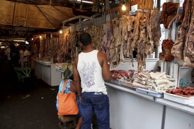 Salvador, Bahia / Brezilya - 11 Mayıs 2013: Salvador 'daki sao Joaquin panayırında tuzlu sığır eti sergileniyor.