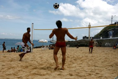 Salvador, Bahia / Brezilya - 26 Ekim 2014: Salvador şehrindeki Porto da Barra plajında insanlar futbol antrenmanı yaparken görülüyor..