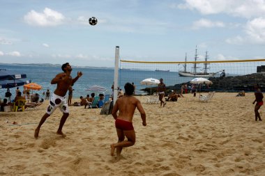 Salvador, Bahia / Brezilya - 26 Ekim 2014: Salvador şehrindeki Porto da Barra plajında insanlar futbol antrenmanı yaparken görülüyor..