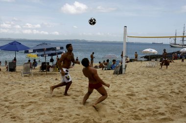 Salvador, Bahia / Brezilya - 26 Ekim 2014: Salvador şehrindeki Porto da Barra plajında insanlar futbol antrenmanı yaparken görülüyor..