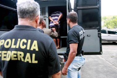Salvador, Bahia / Brezilya - 13 Kasım 2014: Salvador kentindeki bir polis operasyonu sırasında federal polis memurları tutuklulara eşlik etti.