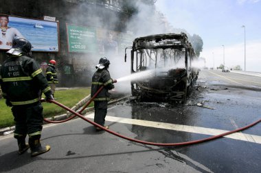 Salvador, Bahia / Brezilya - 25 Aralık 2014: Salvador kentindeki bir toplu taşıma otobüsünde çıkan yangını itfaiye ekipleri söndürdü.