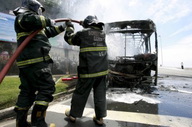 Salvador, Bahia / Brezilya - 25 Aralık 2014: Salvador kentindeki bir toplu taşıma otobüsünde çıkan yangını itfaiye ekipleri söndürdü.