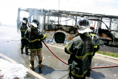 Salvador, Bahia / Brezilya - 25 Aralık 2014: Salvador kentindeki bir toplu taşıma otobüsünde çıkan yangını itfaiye ekipleri söndürdü.