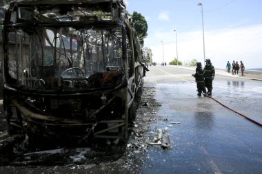 Salvador, Bahia / Brezilya - 25 Aralık 2014: Salvador kentindeki bir toplu taşıma otobüsünde çıkan yangını itfaiye ekipleri söndürdü.