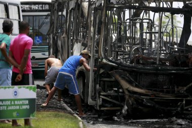 Salvador, Bahia / Brezilya - 25 Aralık 2014: İnsanlar Salvador şehrindeki yanan araçtan bir otobüs parçası topluyor..