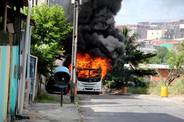 Salvador, Bahia / Brezilya - 23 Ocak 2015: Mata Escura mahallesindeki uyuşturucu satıcıları tarafından Salvador 'da toplu taşıma otobüsü ateşe verildi.