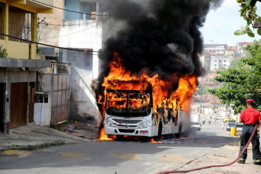 Salvador, Bahia / Brezilya - 23 Ocak 2015: Salvador kentindeki bir toplu taşıma otobüsünde yangın söndüren itfaiye görevlisi.