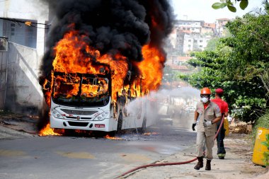 Salvador, Bahia / Brezilya - 23 Ocak 2015: Salvador kentindeki bir toplu taşıma otobüsünde yangın söndüren itfaiye görevlisi.